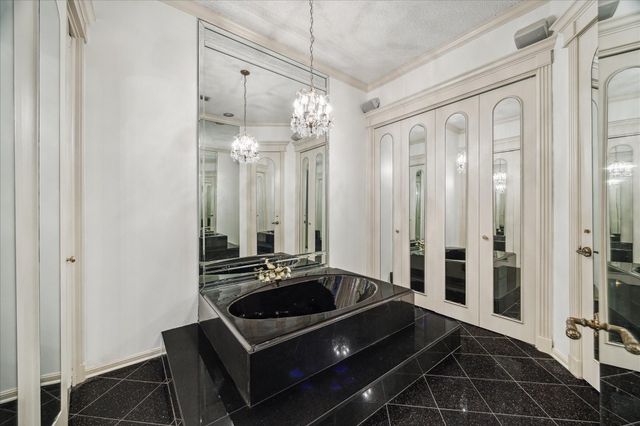 45 Bayou Pointe Drive, Houston, TX 77063