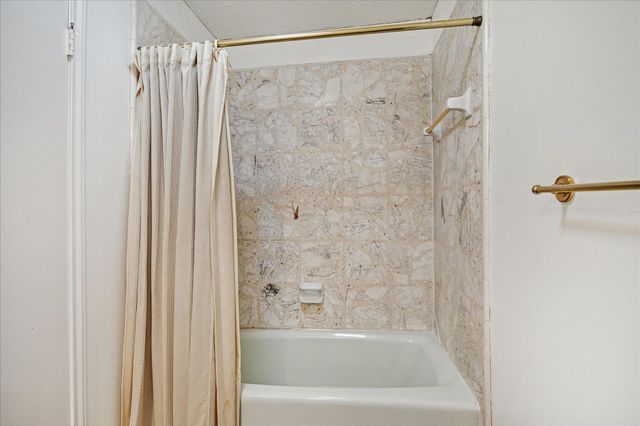 45 Bayou Pointe Drive, Houston, TX 77063