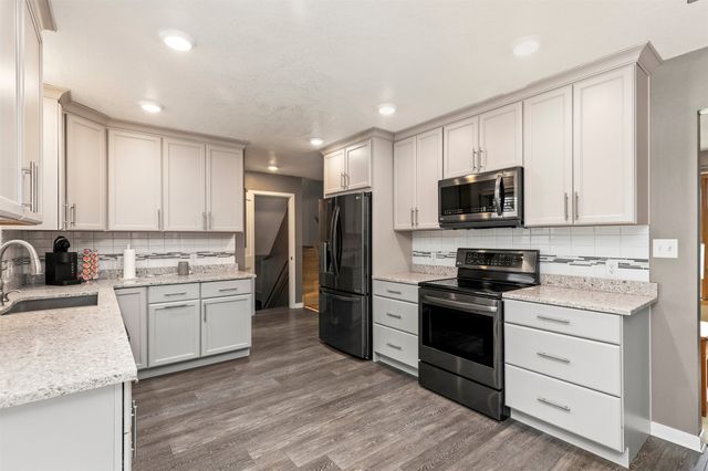 7569 SE Vandalia Drive, Runnells, IA 50237