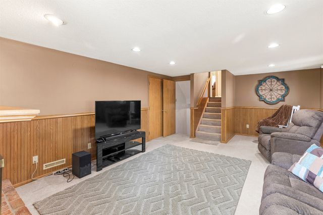 7569 SE Vandalia Drive, Runnells, IA 50237