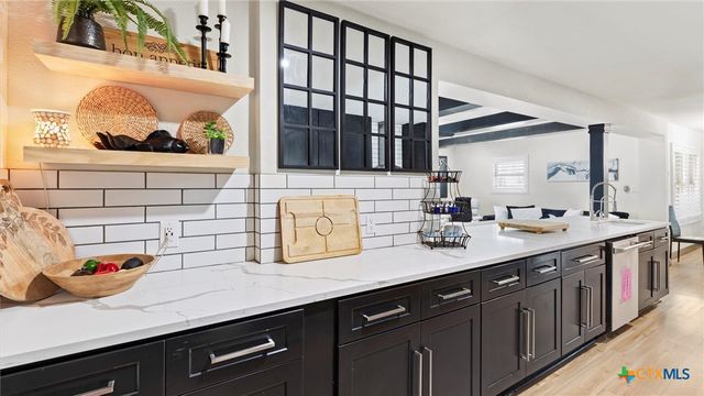 207 Woodlake Drive, Mcqueeney, TX 78123