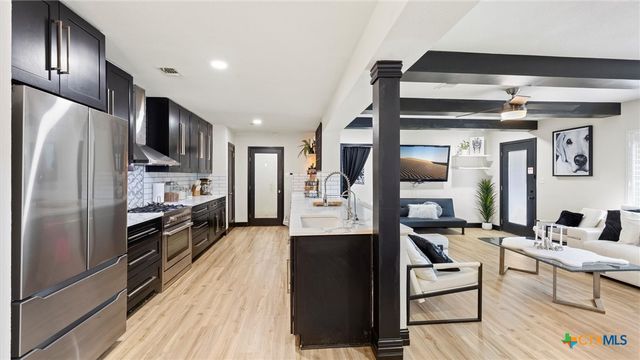 207 Woodlake Drive, Mcqueeney, TX 78123