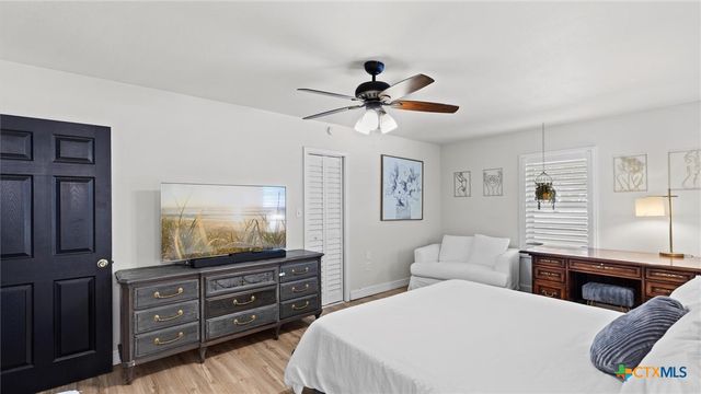 207 Woodlake Drive, Mcqueeney, TX 78123