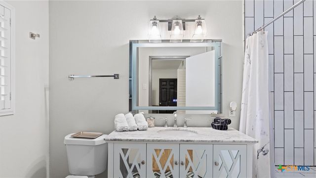 207 Woodlake Drive, Mcqueeney, TX 78123