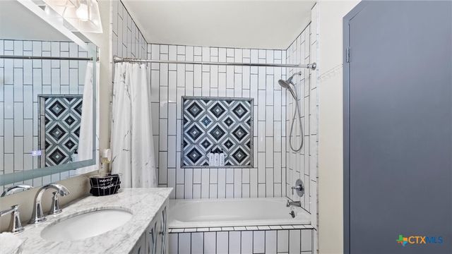 207 Woodlake Drive, Mcqueeney, TX 78123