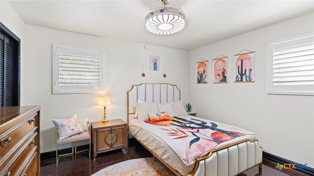 207 Woodlake Drive, Mcqueeney, TX 78123