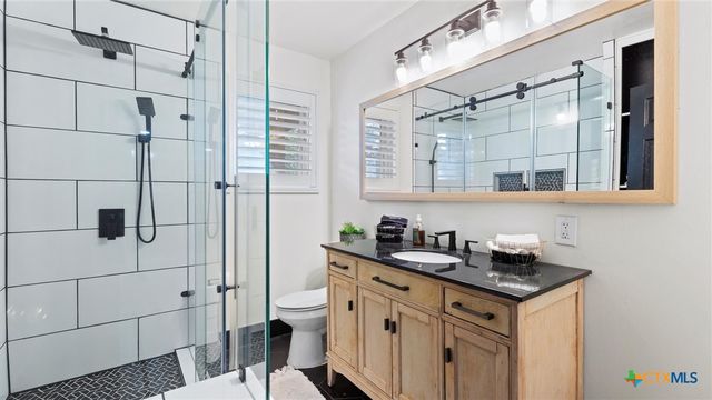 207 Woodlake Drive, Mcqueeney, TX 78123