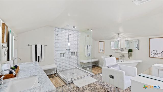 207 Woodlake Drive, Mcqueeney, TX 78123