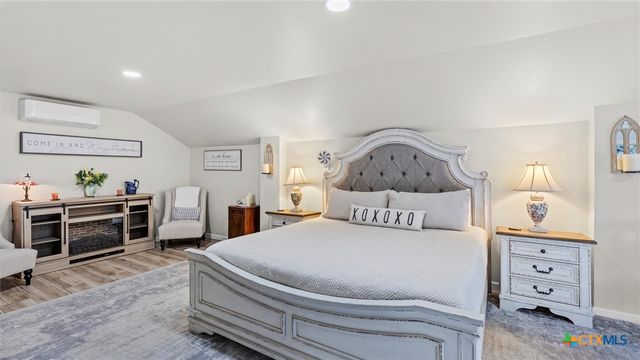 207 Woodlake Drive, Mcqueeney, TX 78123