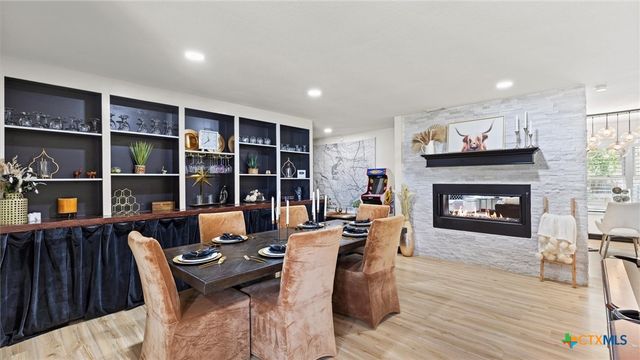 207 Woodlake Drive, Mcqueeney, TX 78123