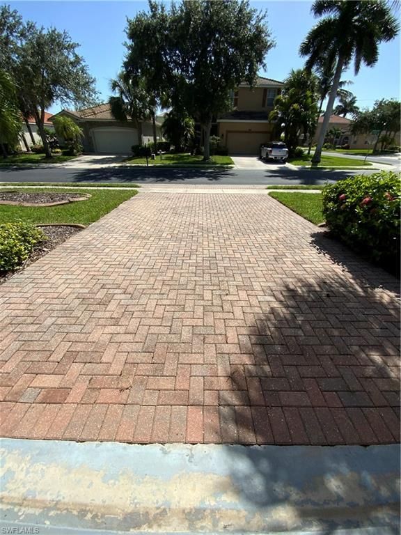 Image 4 of property listing at 2565 Deerfield Lake CT, Cape Coral, FL 33909