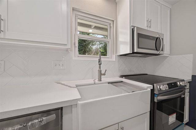 9623 Meadowglen Lane, Houston, TX 77063