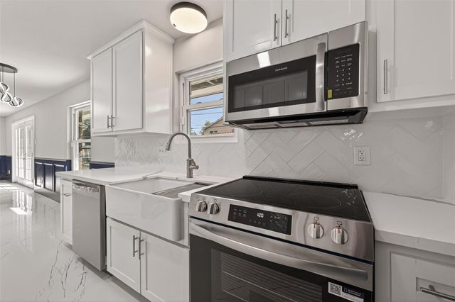 9623 Meadowglen Lane, Houston, TX 77063