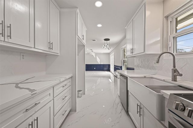 9623 Meadowglen Lane, Houston, TX 77063