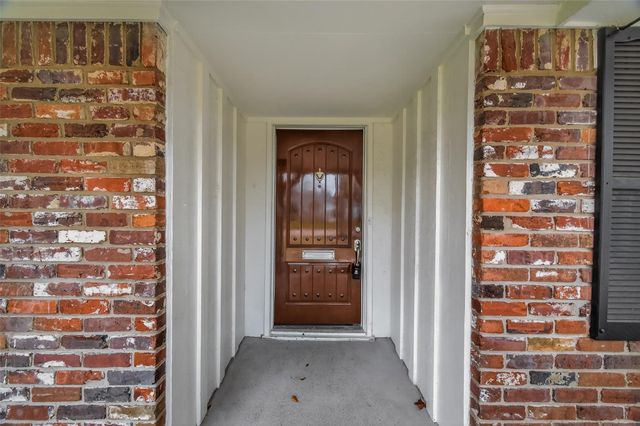 9623 Meadowglen Lane, Houston, TX 77063