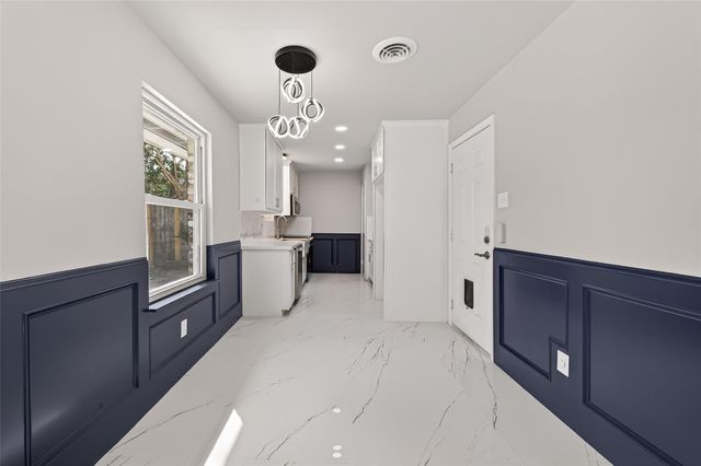 9623 Meadowglen Lane, Houston, TX 77063