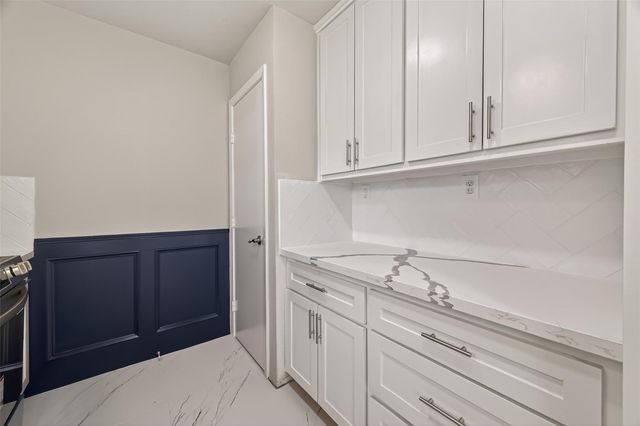 9623 Meadowglen Lane, Houston, TX 77063