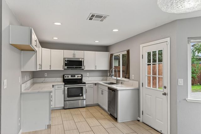 8064 Kingsdale Way, Sacramento, CA 95823