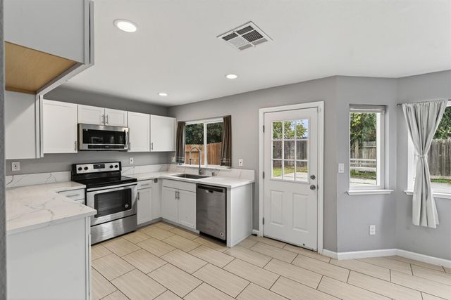 8064 Kingsdale Way, Sacramento, CA 95823