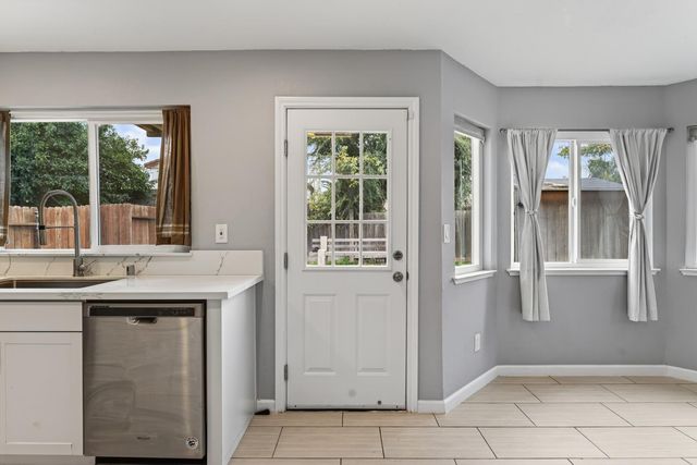 8064 Kingsdale Way, Sacramento, CA 95823