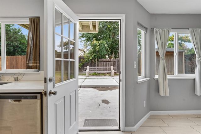 8064 Kingsdale Way, Sacramento, CA 95823