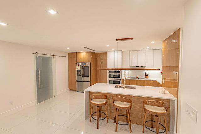 807 Hollywood Place, West Palm Beach, FL 33405