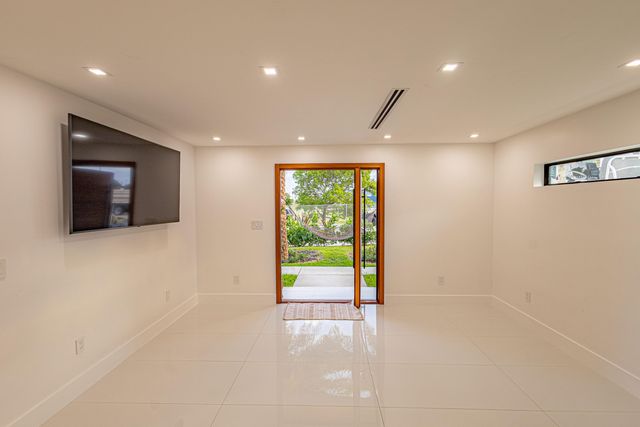 807 Hollywood Place, West Palm Beach, FL 33405