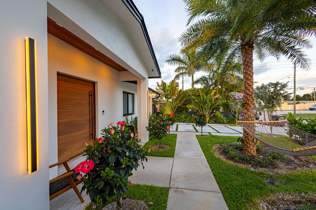 807 Hollywood Place, West Palm Beach, FL 33405