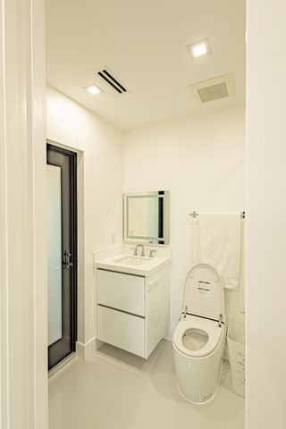 807 Hollywood Place, West Palm Beach, FL 33405