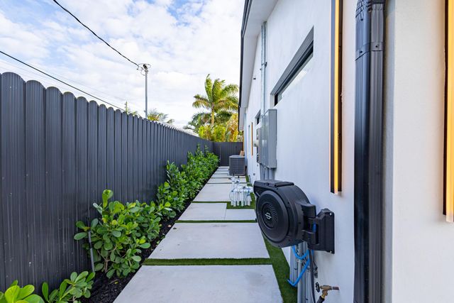 807 Hollywood Place, West Palm Beach, FL 33405