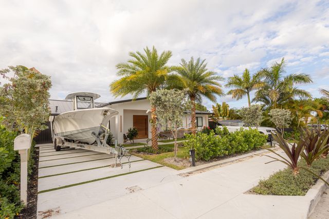807 Hollywood Place, West Palm Beach, FL 33405
