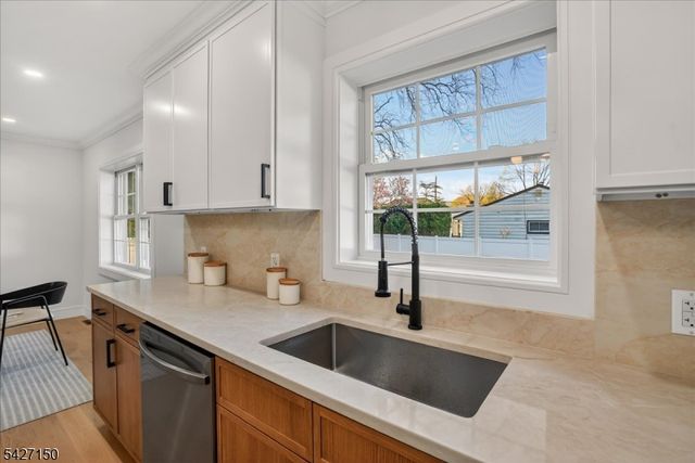 56 Manor Rd, Harrington Park Boro, NJ 07640