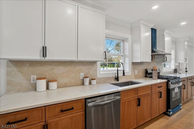 56 Manor Rd, Harrington Park Boro, NJ 07640