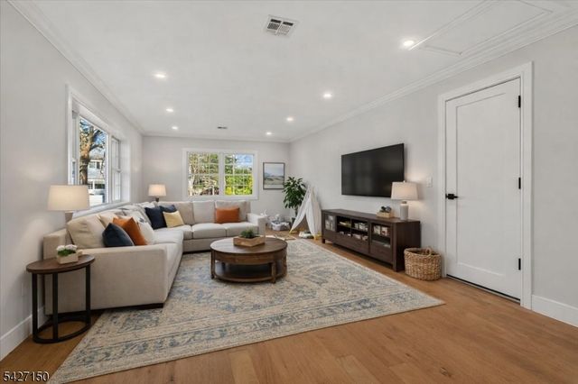 56 Manor Rd, Harrington Park Boro, NJ 07640