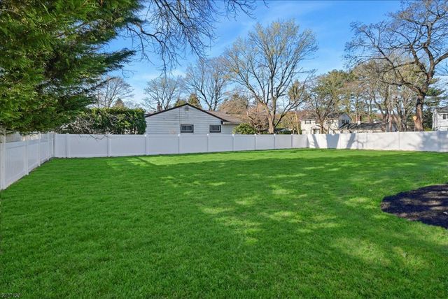 56 Manor Rd, Harrington Park Boro, NJ 07640