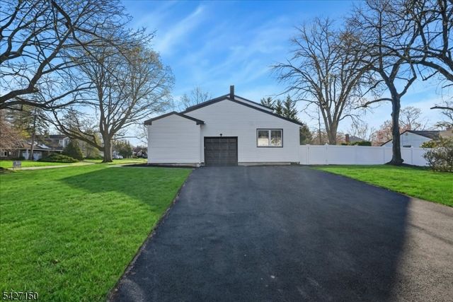 56 Manor Rd, Harrington Park Boro, NJ 07640