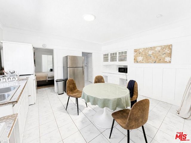 1186 W 37th Drive, Los Angeles, CA 90007