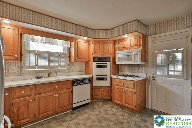 2246 Barrington Road, Bethlehem City, PA 18018