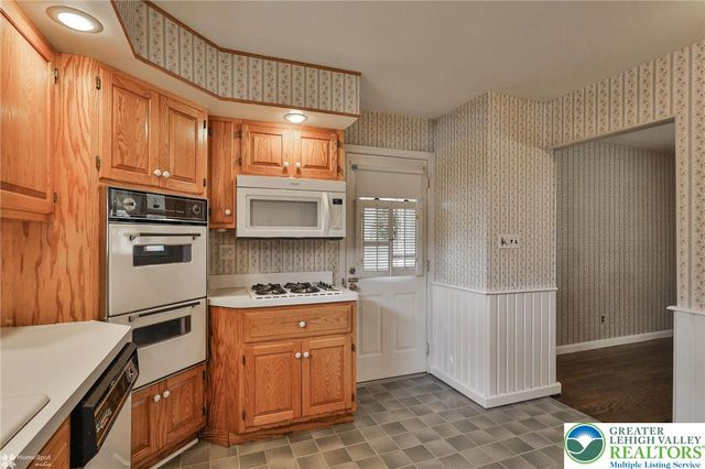 2246 Barrington Road, Bethlehem City, PA 18018