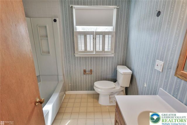 2246 Barrington Road, Bethlehem City, PA 18018