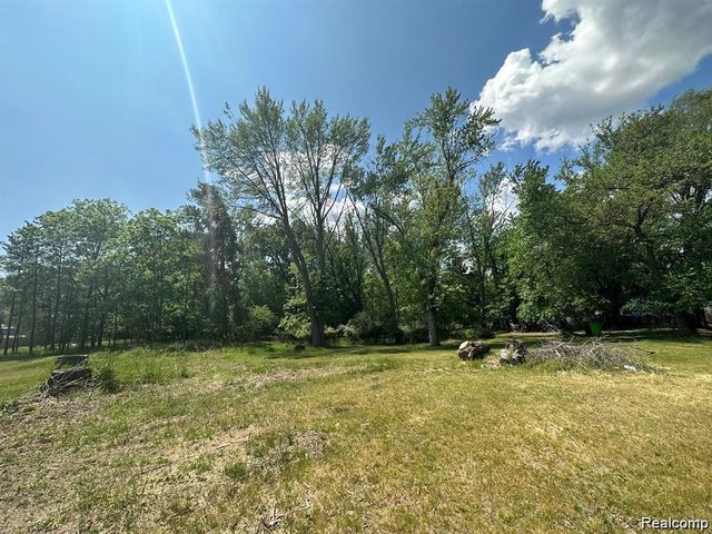 2047 S Long Lake Road, Fenton, MI 48430