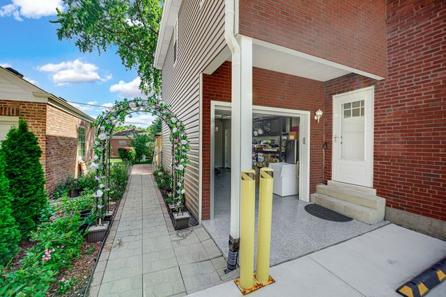 907 E Central Road, Mount Prospect, IL 60056