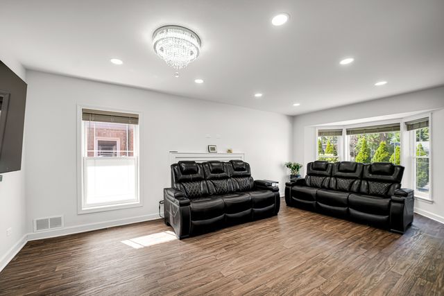 907 E Central Road, Mount Prospect, IL 60056
