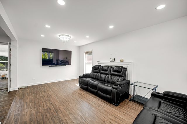 907 E Central Road, Mount Prospect, IL 60056
