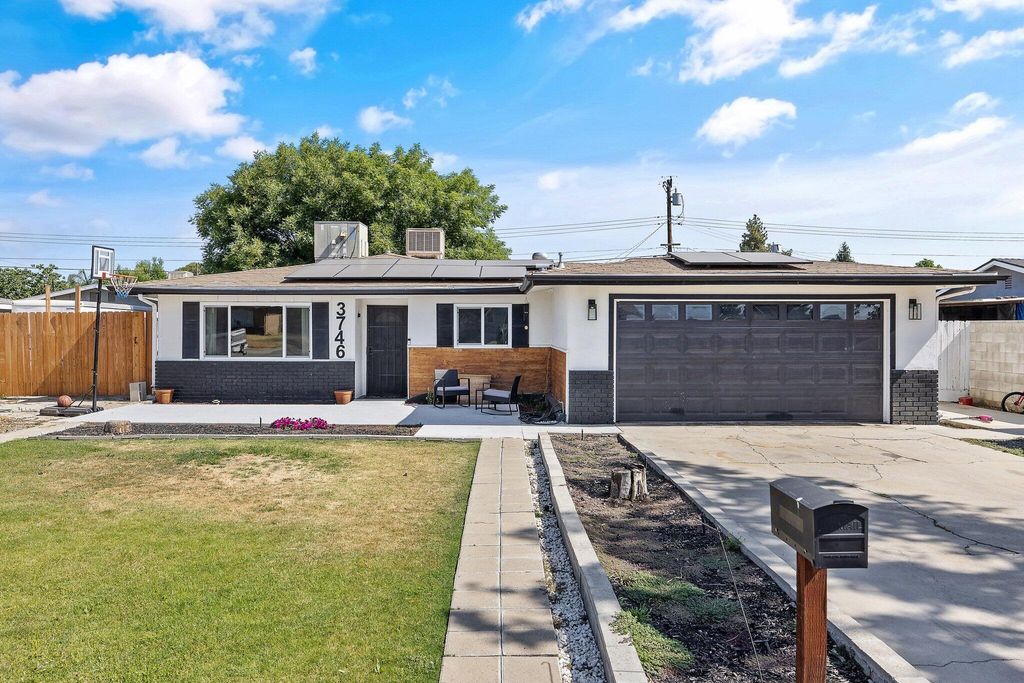 3746 W Cambridge Avenue, Visalia, CA 93277