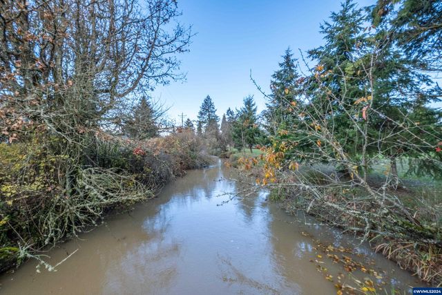 River (200937) Rd, Lebanon, OR 97355