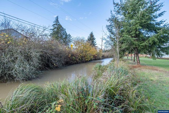 River (200937) Rd, Lebanon, OR 97355