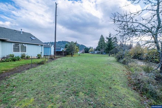 River (200937) Rd, Lebanon, OR 97355