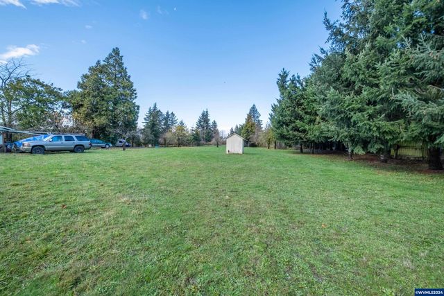 River (200937) Rd, Lebanon, OR 97355