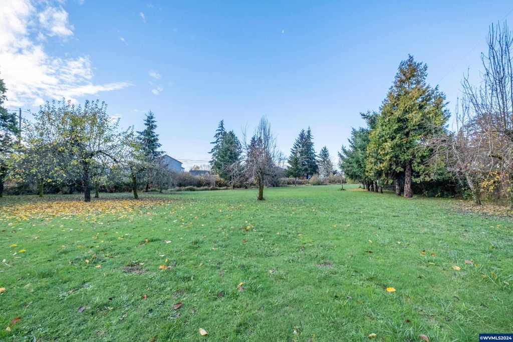 River (200937) Rd, Lebanon, OR 97355